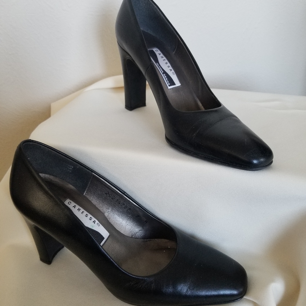 Feaux black leather  closed toe pumps